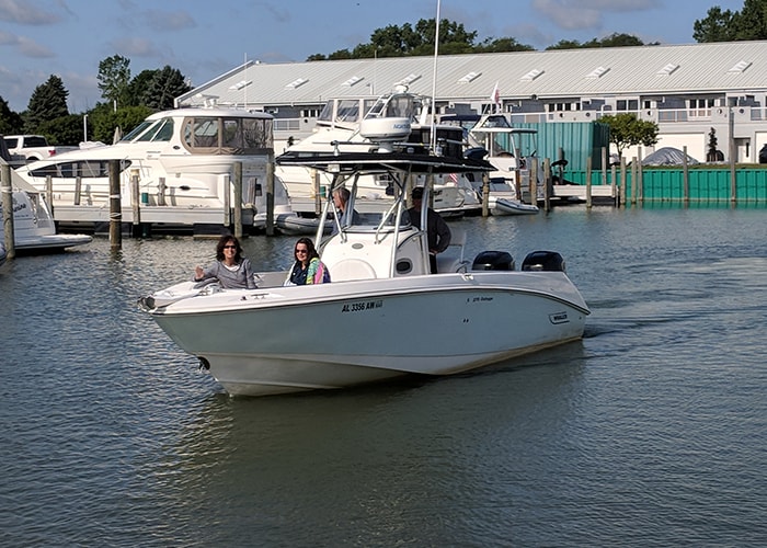 Boston Whaler 270 Outrage View 1